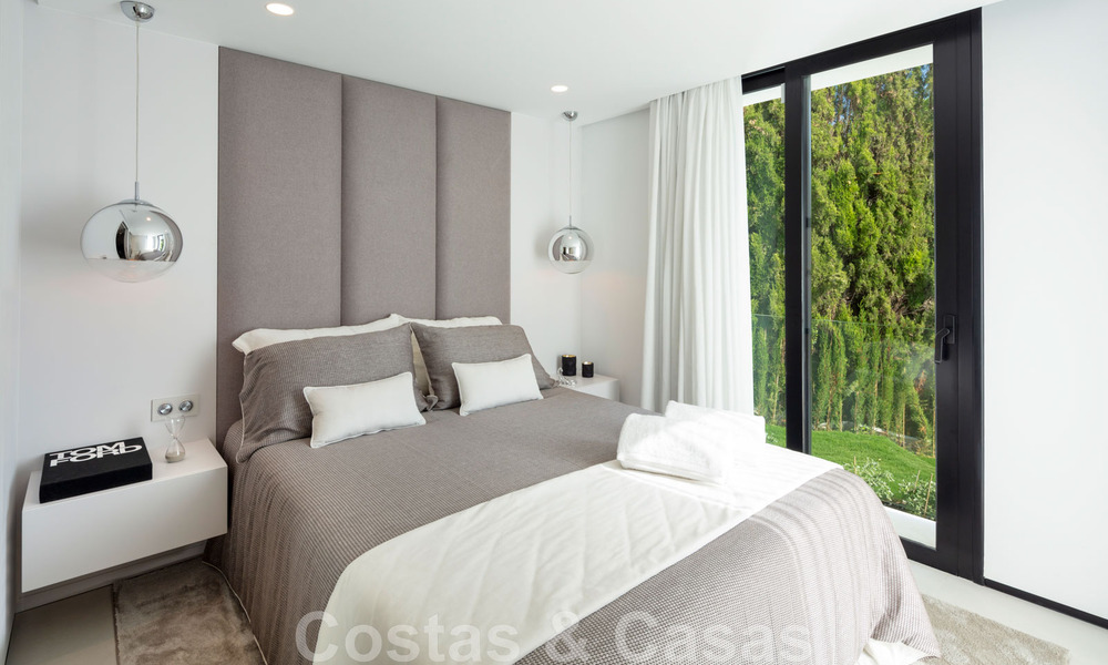 Hermosa y contemporánea villa en venta en el corazón del valle del golf de Nueva Andalucía en Marbella 43041
