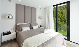 Hermosa y contemporánea villa en venta en el corazón del valle del golf de Nueva Andalucía en Marbella 43041 