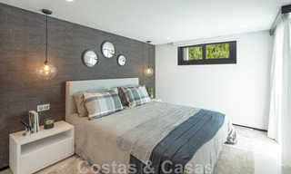 Hermosa y contemporánea villa en venta en el corazón del valle del golf de Nueva Andalucía en Marbella 43042 