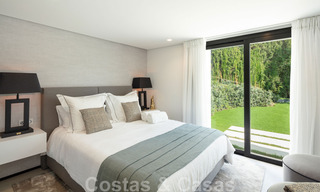 Hermosa y contemporánea villa en venta en el corazón del valle del golf de Nueva Andalucía en Marbella 43043 