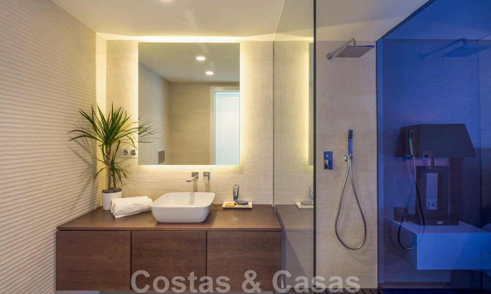 Hermosa y contemporánea villa en venta en el corazón del valle del golf de Nueva Andalucía en Marbella 43044