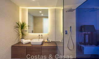 Hermosa y contemporánea villa en venta en el corazón del valle del golf de Nueva Andalucía en Marbella 43044 