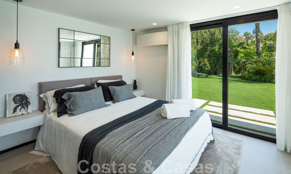 Hermosa y contemporánea villa en venta en el corazón del valle del golf de Nueva Andalucía en Marbella 43045