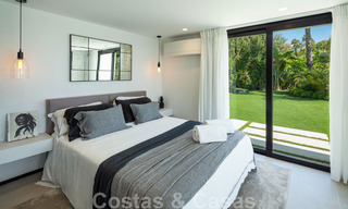 Hermosa y contemporánea villa en venta en el corazón del valle del golf de Nueva Andalucía en Marbella 43045 