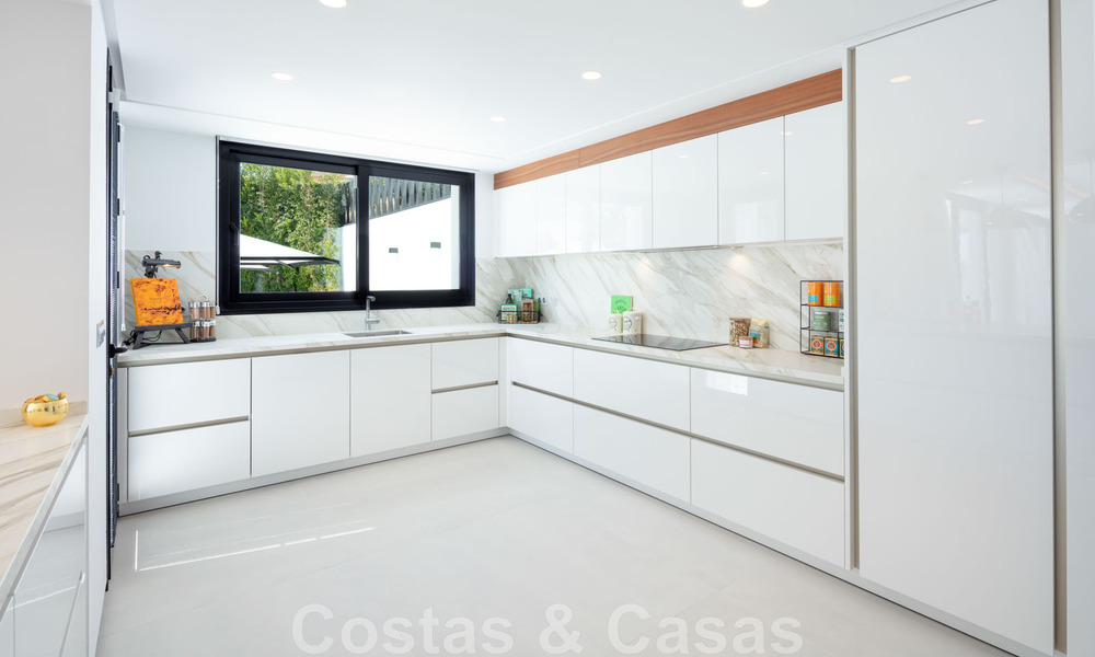 Hermosa y contemporánea villa en venta en el corazón del valle del golf de Nueva Andalucía en Marbella 43046