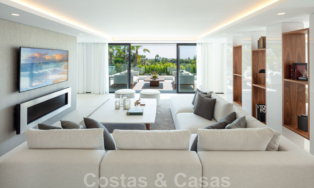 Hermosa y contemporánea villa en venta en el corazón del valle del golf de Nueva Andalucía en Marbella 43047