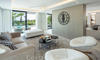 Hermosa y contemporánea villa en venta en el corazón del valle del golf de Nueva Andalucía en Marbella 43048 