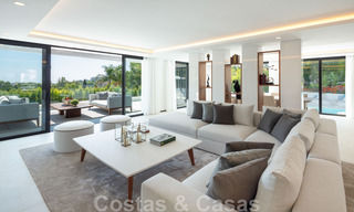 Hermosa y contemporánea villa en venta en el corazón del valle del golf de Nueva Andalucía en Marbella 43050 