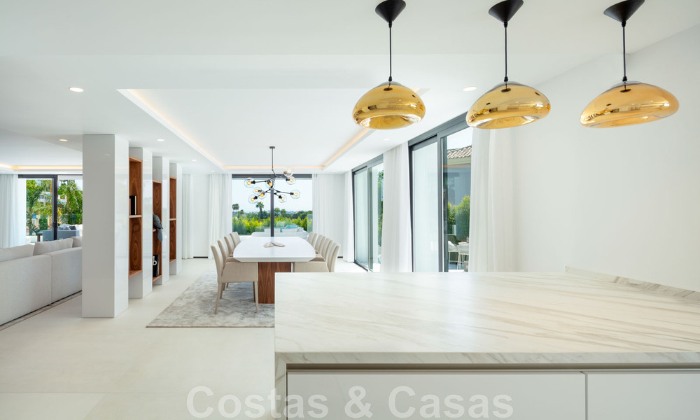 Hermosa y contemporánea villa en venta en el corazón del valle del golf de Nueva Andalucía en Marbella 43052