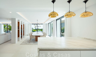 Hermosa y contemporánea villa en venta en el corazón del valle del golf de Nueva Andalucía en Marbella 43052 