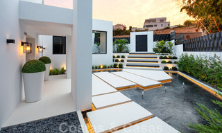 Hermosa y contemporánea villa en venta en el corazón del valle del golf de Nueva Andalucía en Marbella 43054 