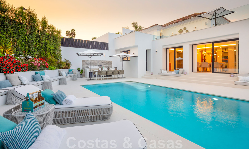 Hermosa y contemporánea villa en venta en el corazón del valle del golf de Nueva Andalucía en Marbella 43055