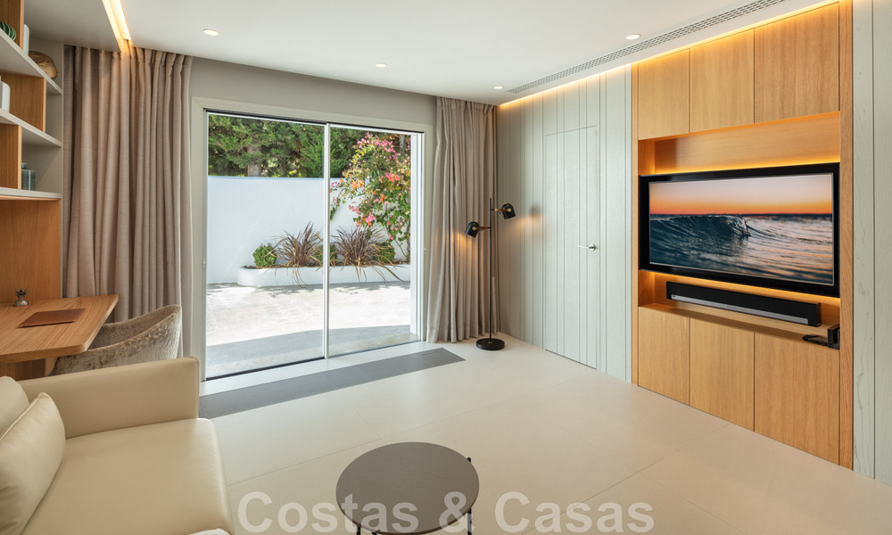 Encantadora y moderna villa de lujo en venta en una prestigiosa comunidad a un paso de la playa en la Milla de Oro de Marbella 43268