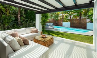 Encantadora y moderna villa de lujo en venta en una prestigiosa comunidad a un paso de la playa en la Milla de Oro de Marbella 43269 