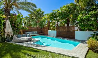Encantadora y moderna villa de lujo en venta en una prestigiosa comunidad a un paso de la playa en la Milla de Oro de Marbella 43270 