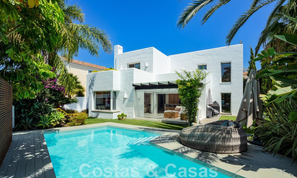 Encantadora y moderna villa de lujo en venta en una prestigiosa comunidad a un paso de la playa en la Milla de Oro de Marbella 43271