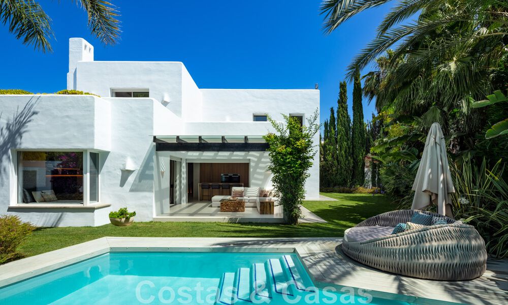 Encantadora y moderna villa de lujo en venta en una prestigiosa comunidad a un paso de la playa en la Milla de Oro de Marbella 43272