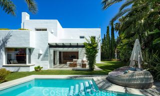 Encantadora y moderna villa de lujo en venta en una prestigiosa comunidad a un paso de la playa en la Milla de Oro de Marbella 43272 