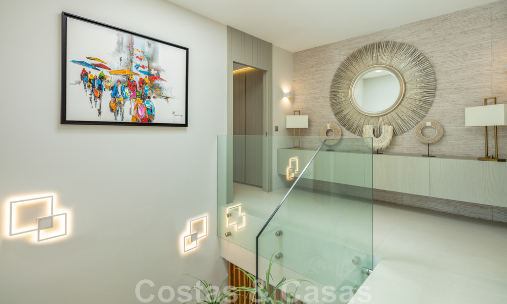Encantadora y moderna villa de lujo en venta en una prestigiosa comunidad a un paso de la playa en la Milla de Oro de Marbella 43280