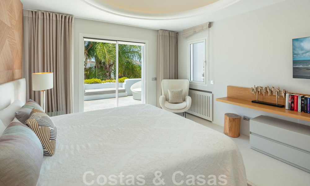 Encantadora y moderna villa de lujo en venta en una prestigiosa comunidad a un paso de la playa en la Milla de Oro de Marbella 43284