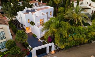 Encantadora y moderna villa de lujo en venta en una prestigiosa comunidad a un paso de la playa en la Milla de Oro de Marbella 43286 