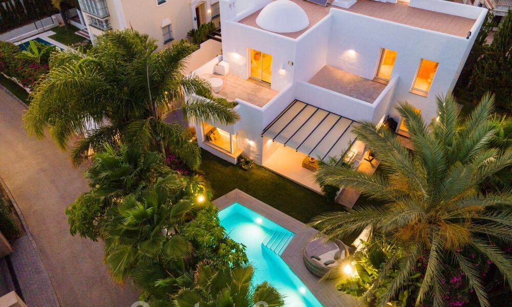 Encantadora y moderna villa de lujo en venta en una prestigiosa comunidad a un paso de la playa en la Milla de Oro de Marbella 43287