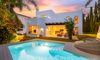Encantadora y moderna villa de lujo en venta en una prestigiosa comunidad a un paso de la playa en la Milla de Oro de Marbella 43290 