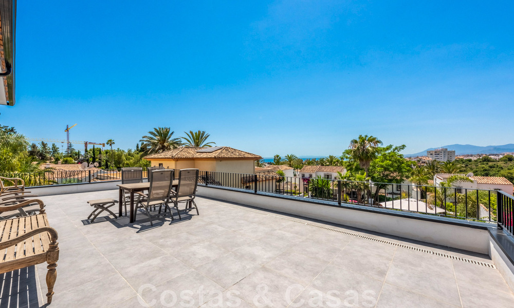 Villa contemporánea y energéticamente eficiente en venta con vistas al mar en una deseable comunidad residencial cerca de Río Real y Marbella ciudad 43240