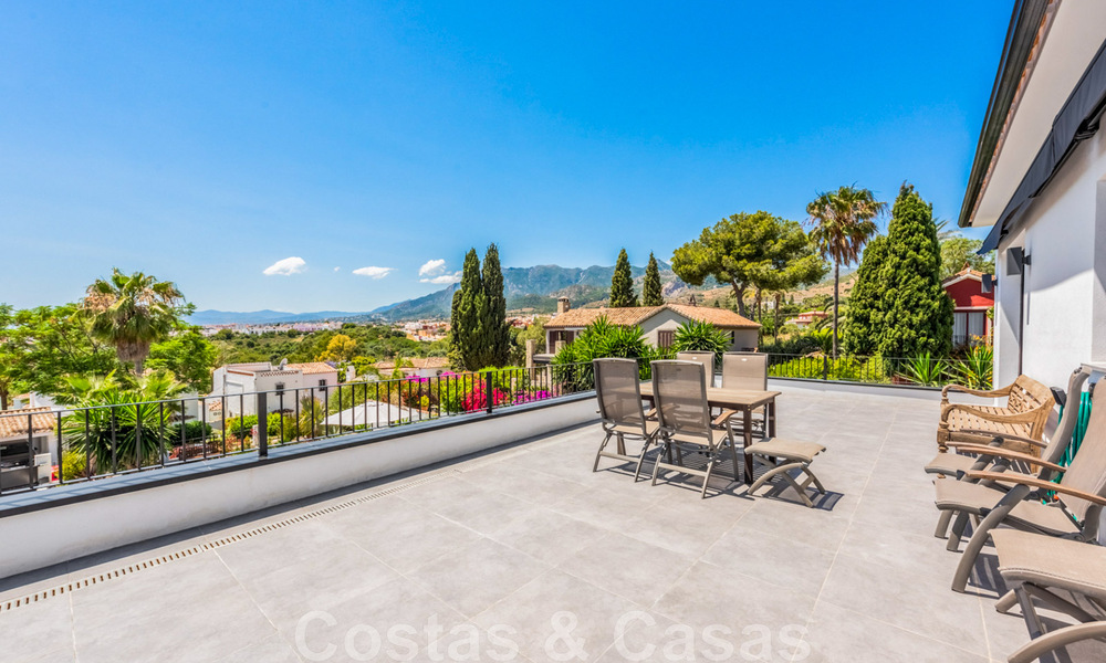 Villa contemporánea y energéticamente eficiente en venta con vistas al mar en una deseable comunidad residencial cerca de Río Real y Marbella ciudad 43246