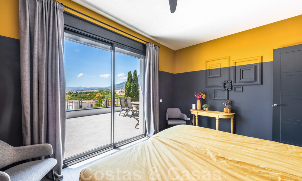 Villa contemporánea y energéticamente eficiente en venta con vistas al mar en una deseable comunidad residencial cerca de Río Real y Marbella ciudad 43257