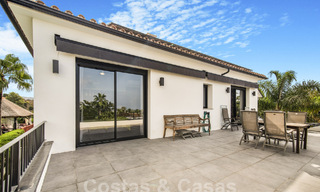 Villa contemporánea y energéticamente eficiente en venta con vistas al mar en una deseable comunidad residencial cerca de Río Real y Marbella ciudad 57703 