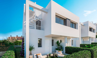 Nuevas y contemporáneas casas adosadas en venta con impresionantes vistas al mar en Manilva, en la Costa del Sol 43332 