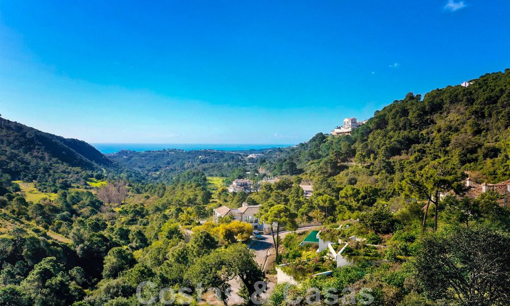 ¡Nueva en el mercado! Se vende villa de diseño innovador, completamente enclavada en la naturaleza, con hermosas vistas panorámicas, en Benahavis - Marbella 43349