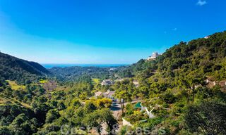 ¡Nueva en el mercado! Se vende villa de diseño innovador, completamente enclavada en la naturaleza, con hermosas vistas panorámicas, en Benahavis - Marbella 43349 