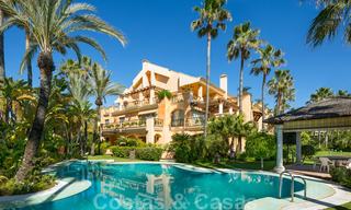 Exclusivo apartamento planta jardín situado en primera línea de playa a la venta en Puerto Banús, Marbella 23035 