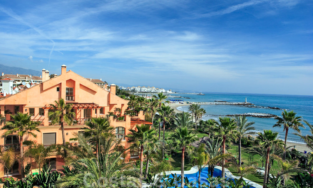 Exclusivo apartamento planta jardín situado en primera línea de playa a la venta en Puerto Banús, Marbella 23036
