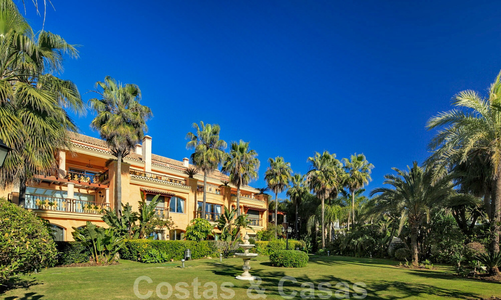 Exclusivo apartamento planta jardín situado en primera línea de playa a la venta en Puerto Banús, Marbella 23037
