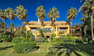 Exclusivo apartamento planta jardín situado en primera línea de playa a la venta en Puerto Banús, Marbella 23038 