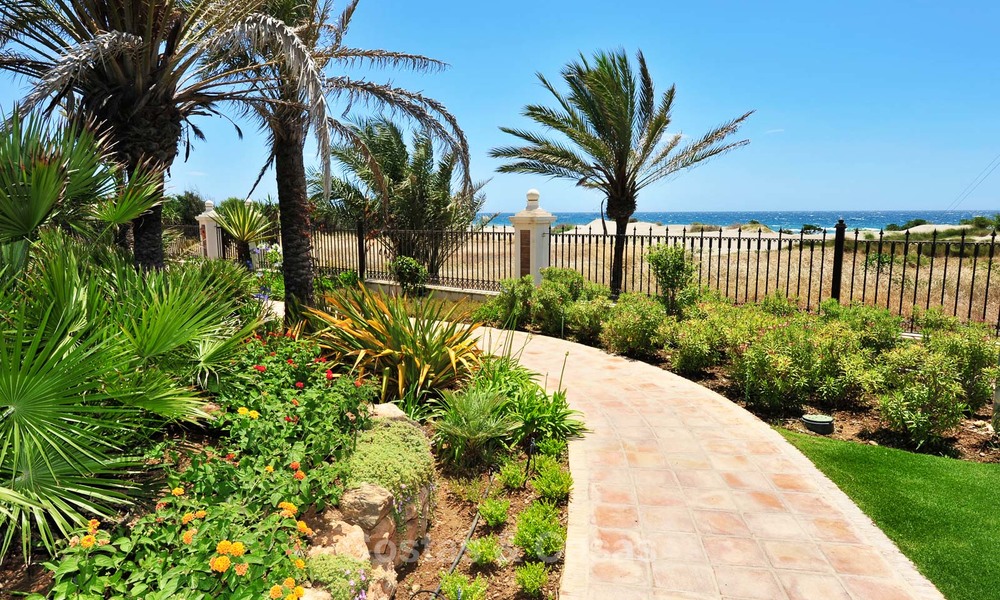 Apartamentos en venta en primera línea de mar en Los Monteros Playa, Marbella 21643