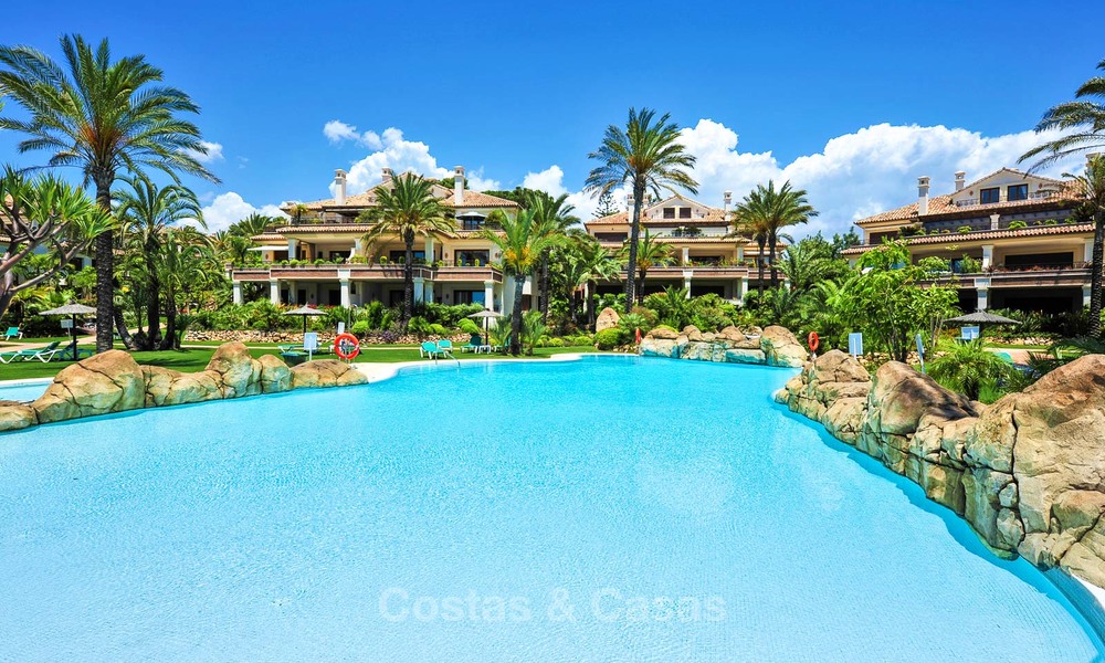 Apartamentos en venta en primera línea de mar en Los Monteros Playa, Marbella 21644