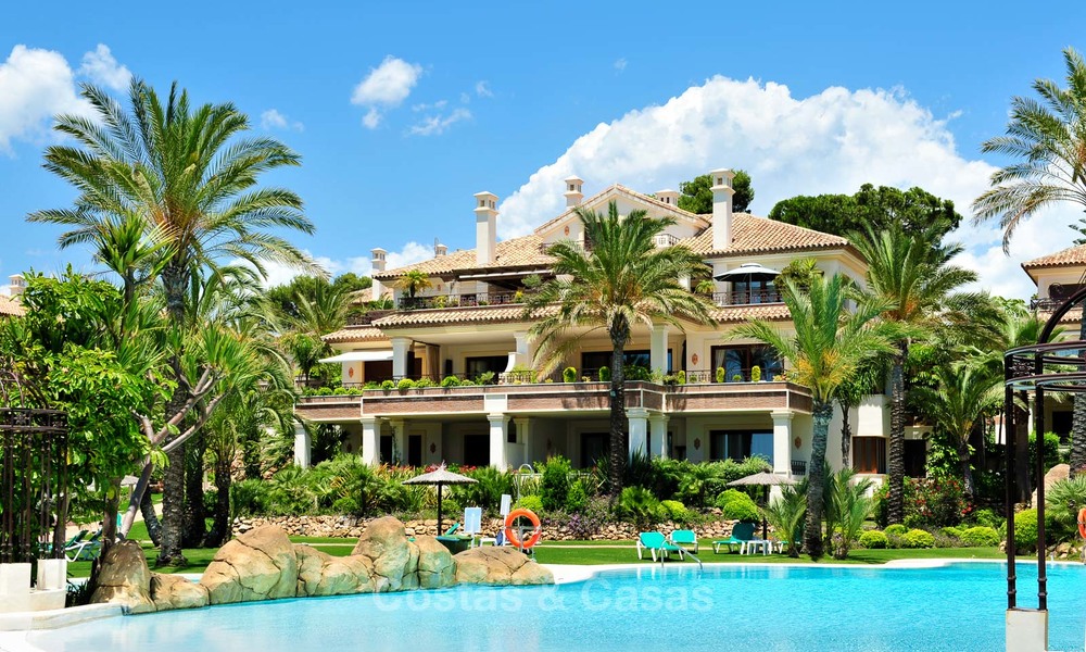 Apartamentos en venta en primera línea de mar en Los Monteros Playa, Marbella 21647