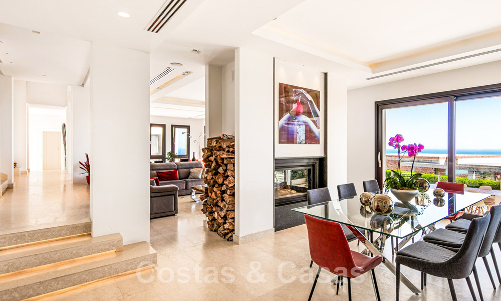 Villa de lujo contemporánea en venta, ubicada en una posición elevada, con vistas panorámicas al mar en Marbella Este 43815