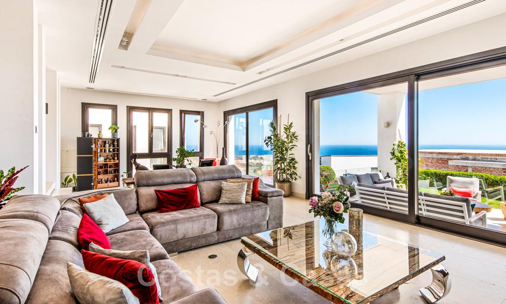 Villa de lujo contemporánea en venta, ubicada en una posición elevada, con vistas panorámicas al mar en Marbella Este 43817