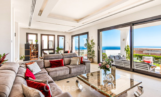 Villa de lujo contemporánea en venta, ubicada en una posición elevada, con vistas panorámicas al mar en Marbella Este 43817 