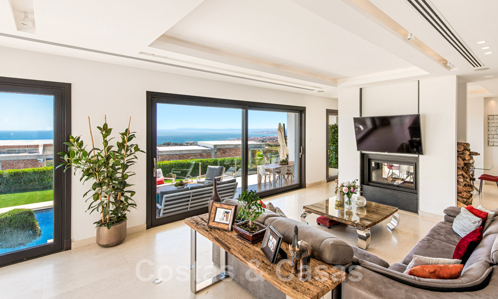 Villa de lujo contemporánea en venta, ubicada en una posición elevada, con vistas panorámicas al mar en Marbella Este 43819