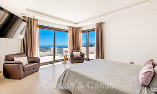 Villa de lujo contemporánea en venta, ubicada en una posición elevada, con vistas panorámicas al mar en Marbella Este 43822 