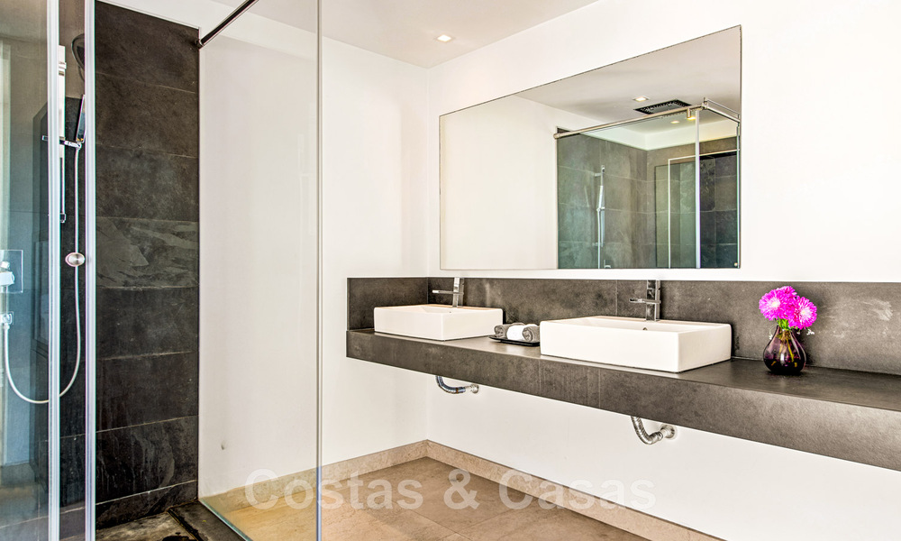 Villa de lujo contemporánea en venta, ubicada en una posición elevada, con vistas panorámicas al mar en Marbella Este 43824