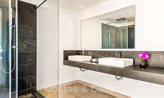 Villa de lujo contemporánea en venta, ubicada en una posición elevada, con vistas panorámicas al mar en Marbella Este 43824 