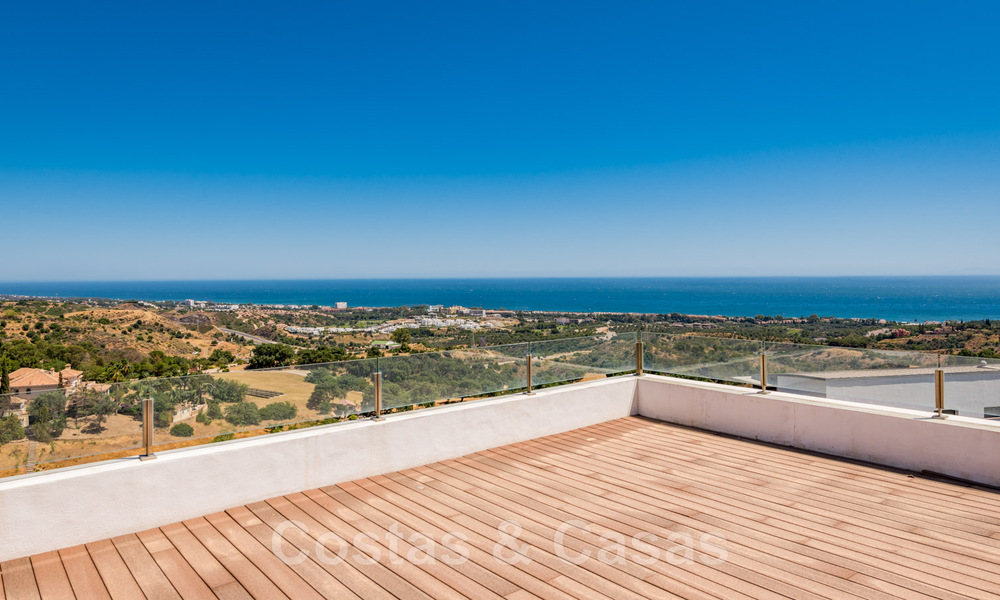 Villa de lujo contemporánea en venta, ubicada en una posición elevada, con vistas panorámicas al mar en Marbella Este 43825