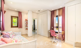 Villa de lujo contemporánea en venta, ubicada en una posición elevada, con vistas panorámicas al mar en Marbella Este 43826 